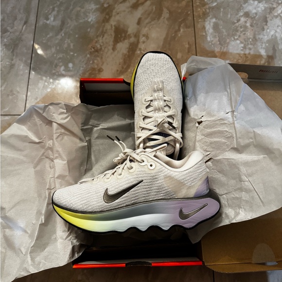 Nike Women Motiva Hydrangea - Picture 2 of 6